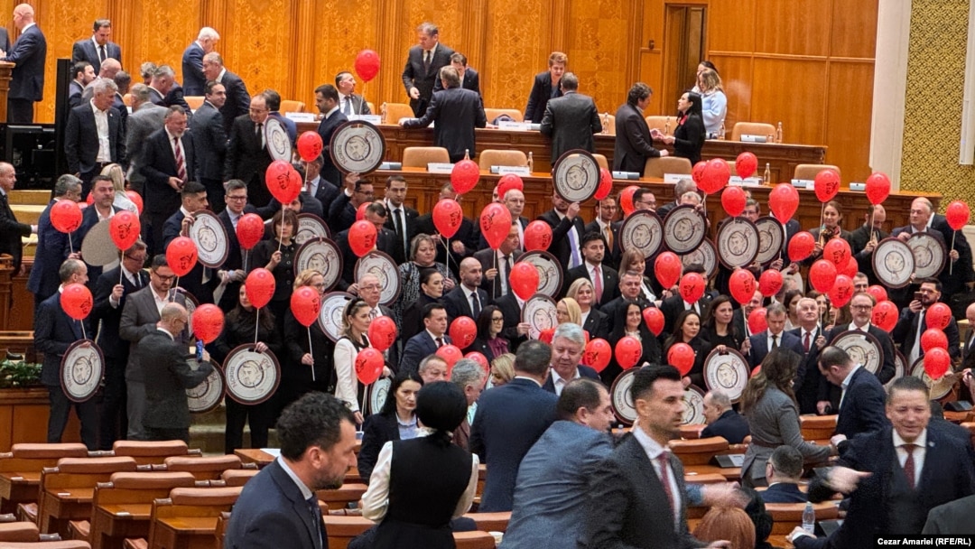 Parlamentarii opoziției au venit cu baloane și mesaje împotriva guvernului Marcel Ciolacu.