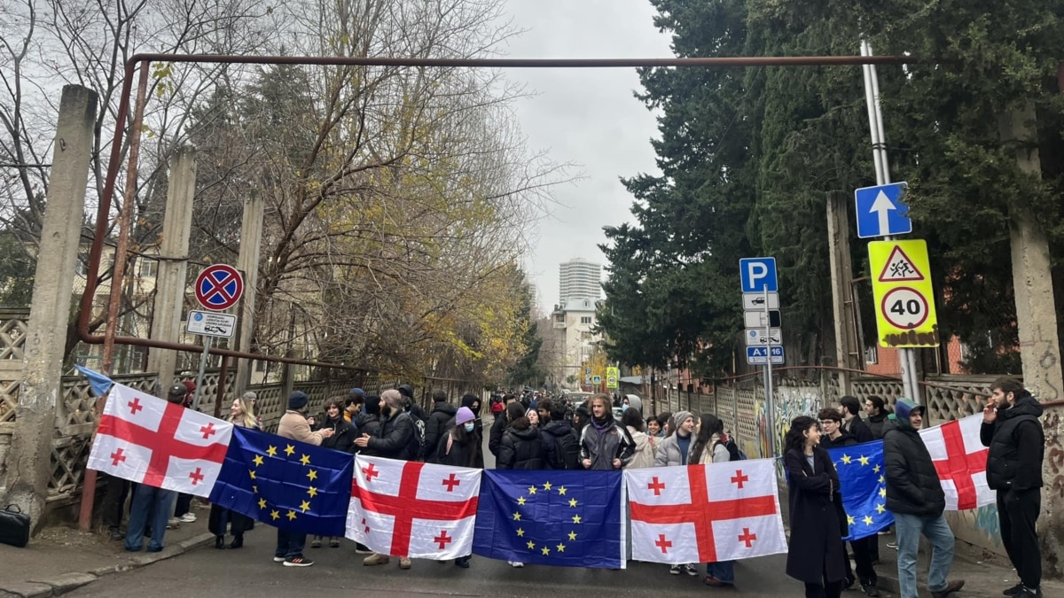 კომაროვის სკოლის მოსწავლეებმა გზა გადაკეტეს - სწავლა შეწყვეტილია რამდენიმე სხვა სკოლაშიც