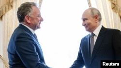 Սթիվ Ուիթքոֆն ու Վլադիմիր Պուտինը հանդիպում են Սանկտ Պետերբուրգում, 21-ը հոկտեմբերի, 2026թ. 