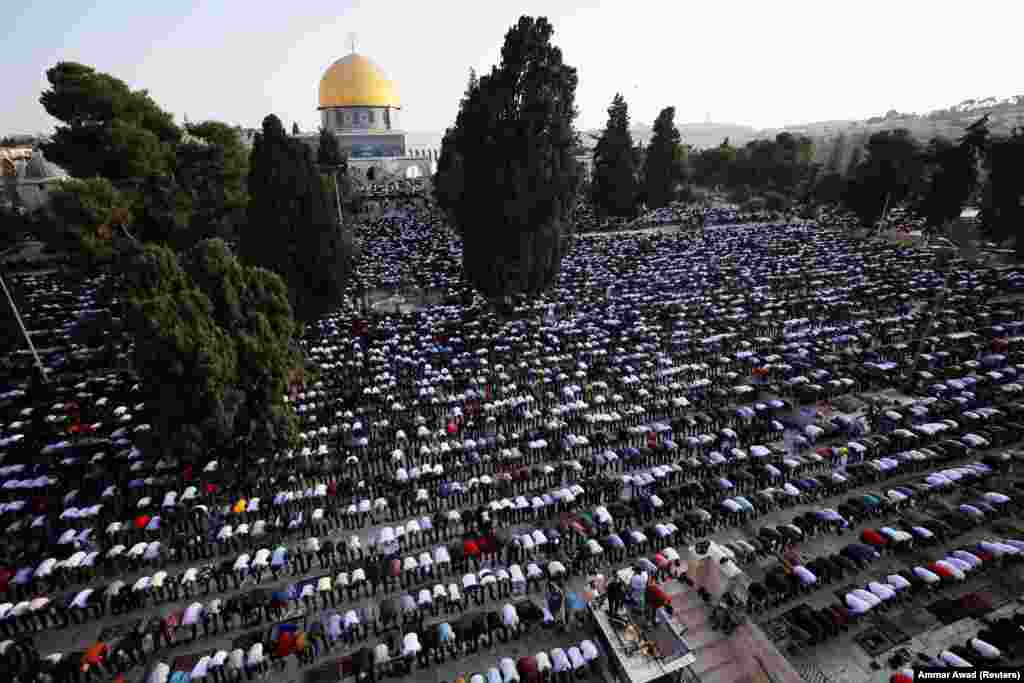 Credincioși palestinieni se roagă în prima zi a sărbătorii musulmane Eid al-Adha, în complexul cunoscut musulmanilor ca Sanctuarul Nobil și evreilor ca Muntele Templului, în orașul vechi din Ierusalim, 20 iulie 2021. &nbsp;