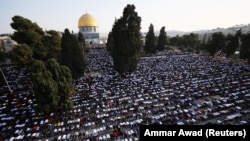 Palestinci klanjaju u Starom gradu Jerusalemu, u blizini džamije Al Aksa, gdje je 13. aprila 2021. godine, na prvi dan Ramazana, počeo jedan od najvećih konflikta poslednjih godina između Izraela i palestinskih teritorija, 20. jul 2021. godine