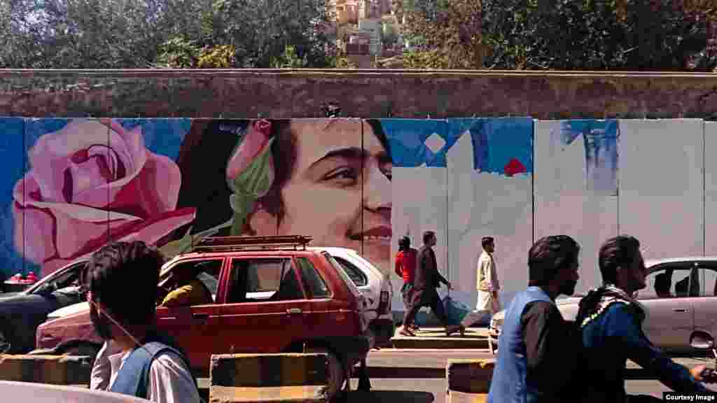 A munkások azt mondták, a tálibok bérelték fel őket, hogy fedjék le az eredeti festményt, és a helyére tálibokat támogató szlogeneket írjanak