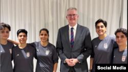 Тони Берк с футболистками, получившими убежище в Австралии, 10 марта 2026 года