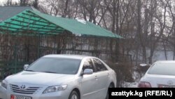 Жогорку Кеңештин гаражындагы Toyota Camry унаалары.