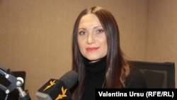 Corina Digore în studioul Europei Libere de la Chișinău