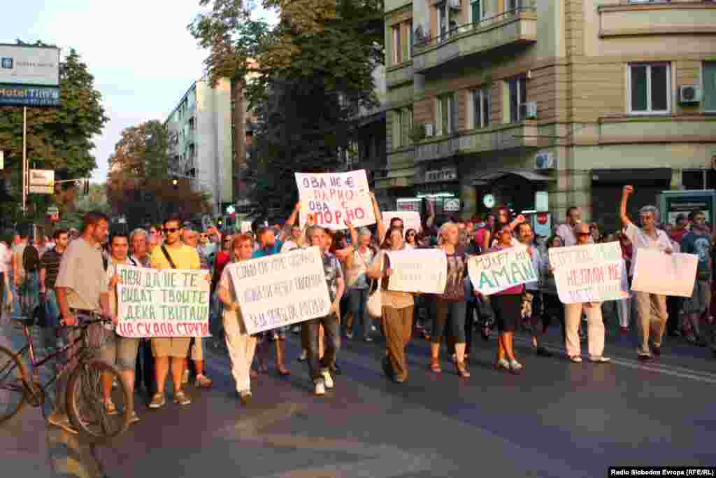 Протести против зголемувањата на цените на струјата, парното, нафтата ...