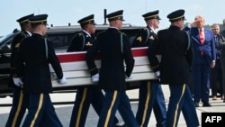 Američki predsjednik Donald Trump salutira dok američki vojnici nose kovčeg prekriven zastavom za vrijeme događaja za američke vojnike poginule tokom operacija na Bliskom istoku, u Doveru, Delaware, 22. jula.