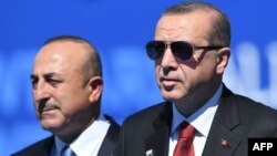 Türkiyə prezidenti Recep Tayyip Erdoğan (sağda) və xarici işlər naziri Mevlüt Çavuşoğlu