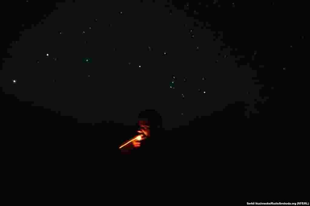 Військовий 152-ї окремої єгерської бригади імені Симона Петлюри курить цигарку в очікування «чистого неба», щоб їхати на позиції. Межа Дніпропетровської та Донецької областей, 22 серпня 2025 року