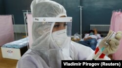 Медик в защитном костюме в одном из временных стационаров в Бишкеке. Июль 2020 года. 