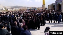 Пахаваньне Алірэзы Сэйдзі, 16-гадовага падлетка, які загінуў падчас пратэстаў у Тэгеране, скрыншот