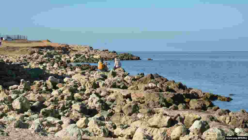 Дикий каменистый пляж в парке Победы находится в нескольких десятках метров на запад от официального, летом там купаются любители экзотики и тишины