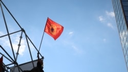 Flamuri i UÇK-së shihet afër ndërtesës së Qeverisë së Kosovës gjatë protestës më 16 shtator.