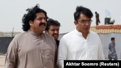 Ali Wazir (L) and Mohsin Dawar, leaders of the Pashtun Tahaffuz Movement (PTM) walk at the venue of a rally in Karachi, May 2018.