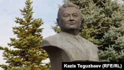 A bust of Zamanbek Nurqadilov at the cemetery in Almaty where he is buried. (file photo)