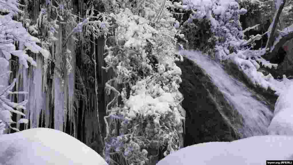 Ожилий після снігопадів водоспад Су-Учхан в обрамленні крижаних бурульок
