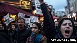 Referendumda "Ýok" diýip ses bermegiň tarapdarlary Stambulyň Beşiktaş etrapçasynda protest geçirýärler. 17-nji aprel, 2017 ý.