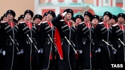Военнослужащие парадного расчета Всероссийского казачьего общества на параде в
Москве, 9 мая 2021 года