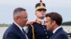 Președintele Macron întâmpinat de premierul Ciucă la baza militară Mihail Kogalniceanu