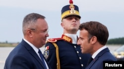 Președintele Macron întâmpinat de premierul Ciucă la baza militară Mihail Kogalniceanu