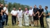 Imzot Dodë Gjergji gjatë ceremonisë së bekimit dhe vendosjes së gur themelit në vendin ku synohet të ndërtohet kisha në Vushtrri, më 17 gusht.