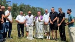 Imzot Dodë Gjergji gjatë ceremonisë së bekimit dhe vendosjes së gur themelit në vendin ku synohet të ndërtohet kisha në Vushtrri, më 17 gusht.