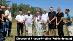 Biskup Doda Đerđi tokom ceremonije blagoslova i polaganja kamena temeljca na mestu gde je planirana izgradnja crkve u opštini Vučitrn, 17. avgust 2026.