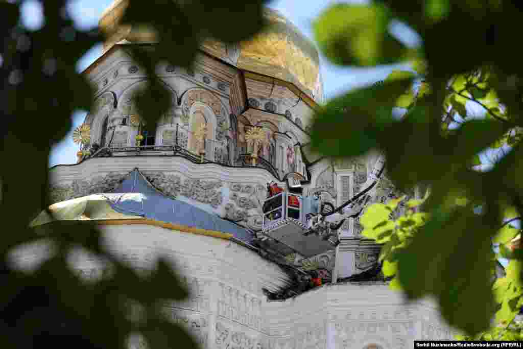 Для повного відновлення Києво-Печерської лаври після російської атаки 15 червня необхідно приблизно два роки та 500 мільйонів гривень. Кабмін виділив гроші на першочергові роботи в Успенському соборі. Наразі головним завданням є захист будівлі від подальших руйнувань