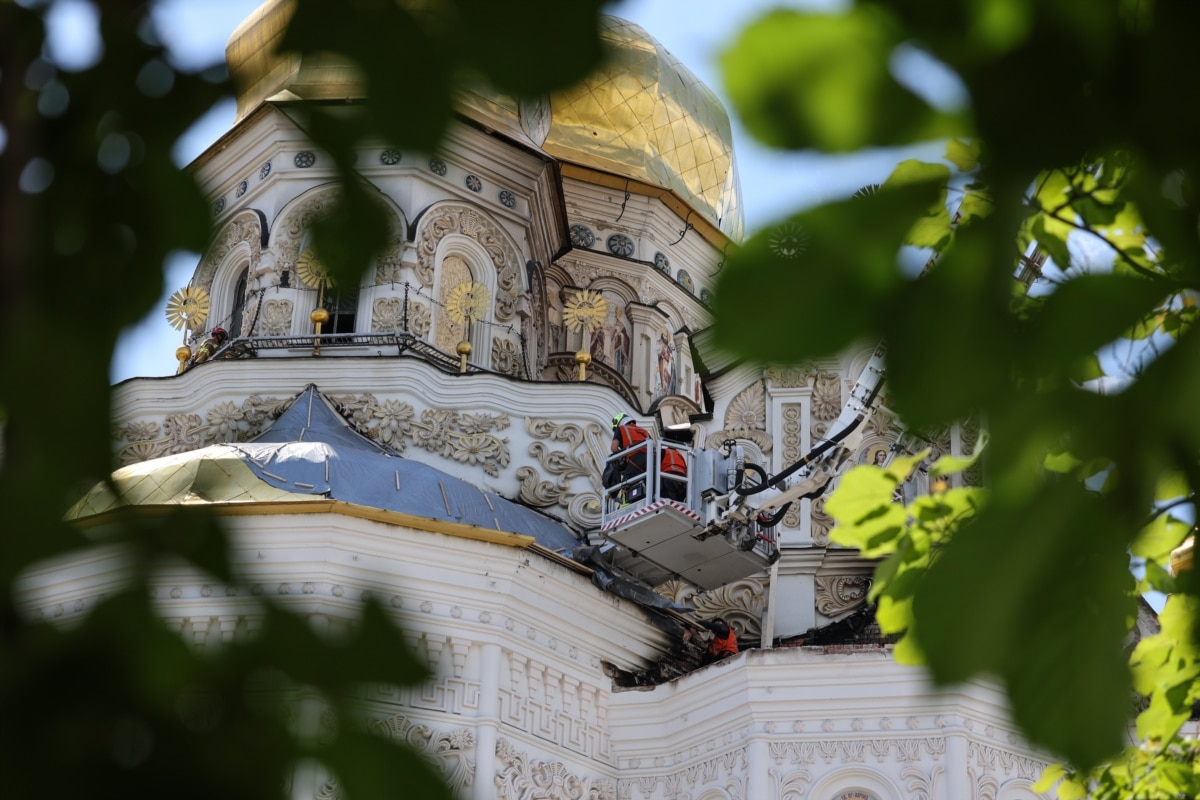 Для повного відновлення Києво-Печерської лаври після російської атаки 15 червня необхідно приблизно два роки та 500 мільйонів гривень. Кабмін виділив гроші на першочергові роботи в Успенському соборі. Наразі головним завданням є захист будівлі від подальших руйнувань