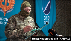 «Клєрік» показує дрон, який впав до того, як «захопив» ціль. Бойову частину зняли сапери, а тепер фахівці зчитують, на яких частотах він керується