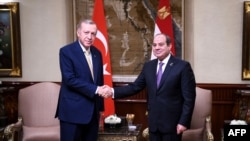 Presidenti i Turqisë, Recep Tayyip Erdogan, (majtas) pritet nga homologu i vet egjiptian, Abdel Fattah al-Sisi, në Kajro, Egjipt, 14 shkurt 2024.