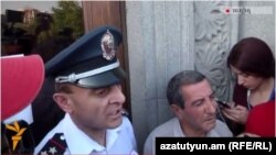 Երևանի փոխոստիկանապետ Վալերի Օսիպյանը Ազատության հրապարակում, 22-ը հունիսի, 2015թ.
