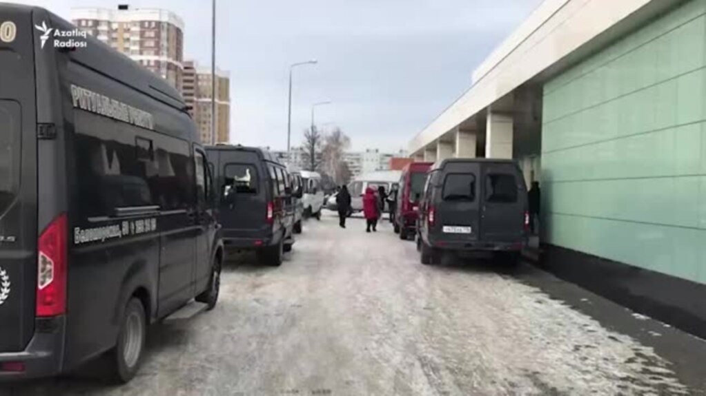 Очередь из катафалков в казанской больнице, где выдают тела умерших от COVID-19