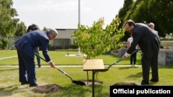 Armenia - President Serzh Sarkisian (L) and U.S. Ambassador Richard Mills plant a tree at the U.S. Embassy compound in Yerevan, 4Jul2017.