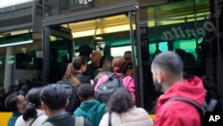 Autobusët u mbushën me pasagjerë pasi format e tjera të udhëtimit u bllokuan nga ndërprerja e rrymës në Lisbonë të Portugalisë.