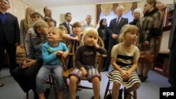 Украинские дети из Макеевки (на востоке страны) смотрят телевизор в центре социально-психологической реабилитации.
