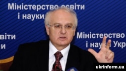 Тодішній міністр освіти і науки України Іван Вакарчук на пресконференції в Києві, 26 лютого 2010 року