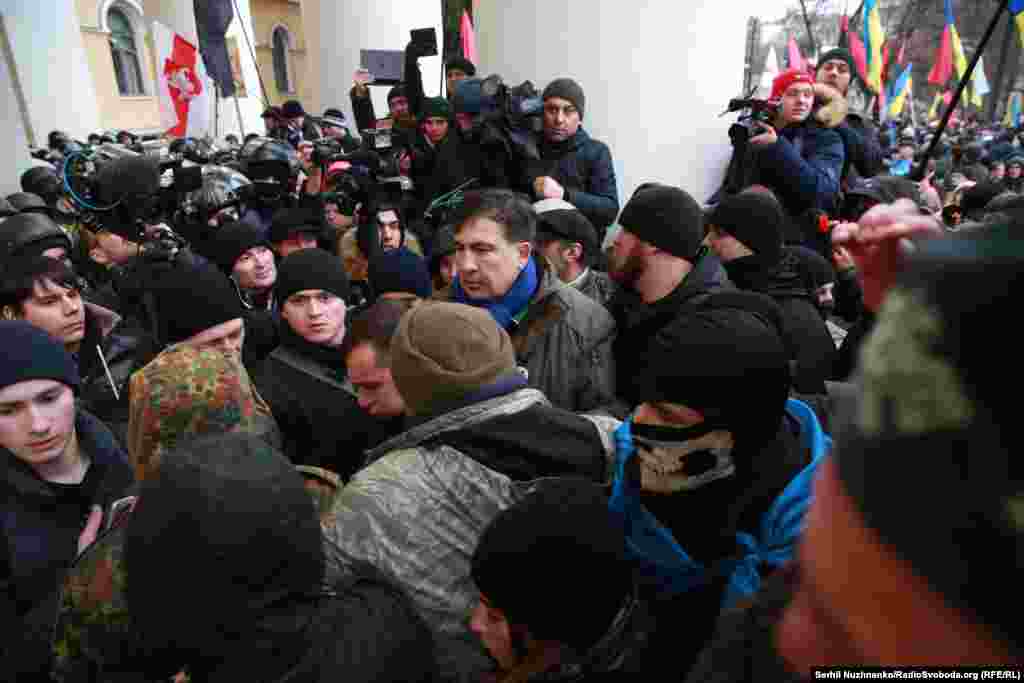 Після того, як між прихильниками Саакашвілі, які намагалися зайти в Жовтневий палац, і правоохоронцями сталися сутички, лідер &laquo;Руху нових сил&raquo;&nbsp;закликав своїх прихильників відійти від будівлі та повернутися на майдан Незалежності