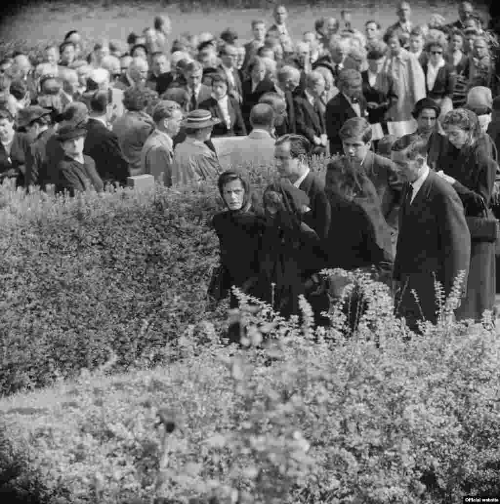 La funeraliile lui Thomas Mann în 1955, în cimitirul de la Kilchberg; Katia Mann în prim plan (ETH-Bibliothek Zürich, Bildarchiv / Fotograf: Comet Photo AG (Zürich).