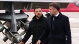 Президент Эммануэл Макрон менен президент Владимир Зеленский Франциянын Вилакубле аскердик аэропортунда, 17-ноябрь, 2025-жыл.