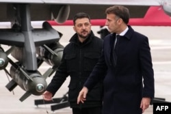 Президент Франции Эммануэль Макрон Владимир Зеленский прибывают на церемонию подписания письма о намерениях по закупке у Франции до 100 истребителей Rafale на авиабазе Виллакубле в Велижи-Виллакубле, недалеко от Парижа, 17 ноября 2025 года