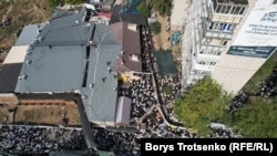 Місце поховання цадика Нахмана з натовпом навколо. 50 тисяч хасидів одночасно виголошують молитву