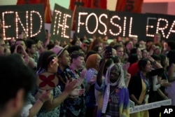 Protestele împotriva combustibililor fosili au avut loc pe întreaga durată a conferinței. Dubai, 12 decembrie.
