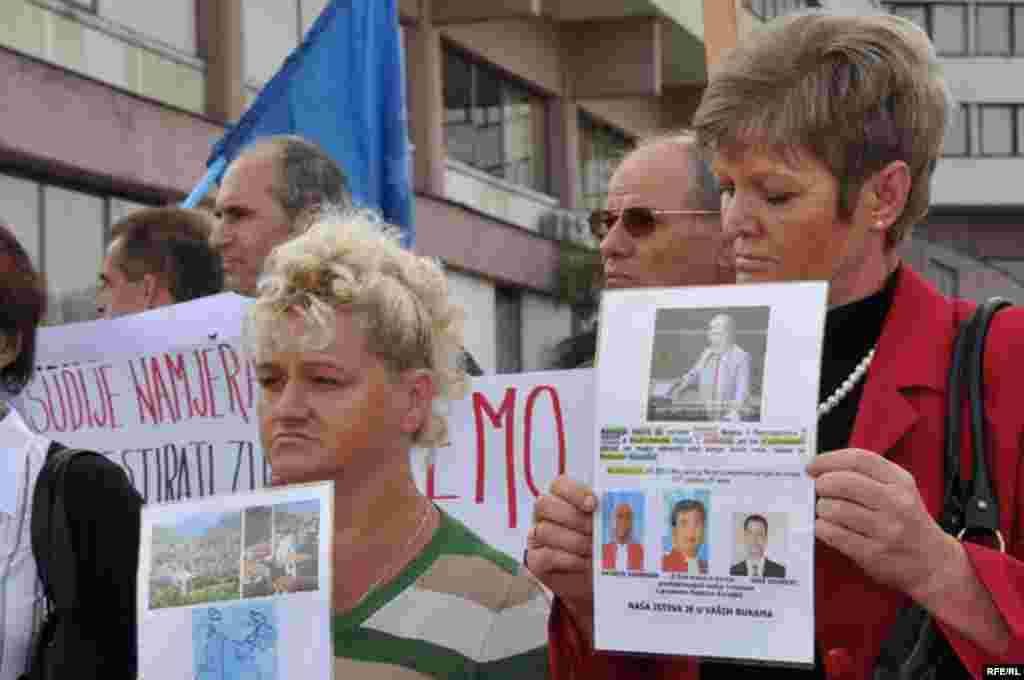 Mirni protesti ispred zgrade UN zbog najavljenog skraćivanja optužnice bivšem lideru bosanskih Srba Radovanu Karadžiću, 16. septemar 2009. Foto: Midhat Poturović