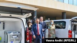 Šef Delegacije EU u Srbiji Emanuele Žiofre, predsednik Srbije Aleksandar Vučić i ministarka za evropske integracije Jadranka Joksimović tokom primopredaje vozila za prevoz vakcina, 14 septembar 2021.