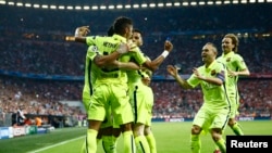 Football - Bayern Munich v FC Barcelona - UEFA Champions League Semi Final Second Leg - Allianz Arena, Munich, Germany - 12/5/15Neymar celebrates with team mates after scoring the first goal for BarcelonaReuters / Kai Pfaffenbach