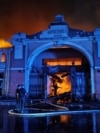 <a href="http://odessareview.com/privoz-king-markets/" target="_self"><strong>Legendara piață „Privoz”</strong></a> din Odesa, cuprinsă de flăcări, după atacul masiv cu drone rusești. <br><br>„Privoz din Odesa nu este doar o piață, ci însăși inima regiunii Odesa, locul unde pulsează viața și se simte ritmul orașului. Echipele de salvare elimină consecințele terorii rusești și încearcă să salveze acest loc important pentru locuitorii din Odesa și pentru toți turiștii”, a <a href="https://kyivindependent.com/tag/state-emergency-service/" target="_self"><strong>declarat</strong></a> Serviciul de Urgență al Ucrainei într-un comunicat.