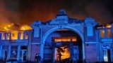 <a href="http://odessareview.com/privoz-king-markets/" target="_self"><strong>Legendara piață „Privoz”</strong></a> din Odesa, cuprinsă de flăcări, după atacul masiv cu drone rusești. <br><br>„Privoz din Odesa nu este doar o piață, ci însăși inima regiunii Odesa, locul unde pulsează viața și se simte ritmul orașului. Echipele de salvare elimină consecințele terorii rusești și încearcă să salveze acest loc important pentru locuitorii din Odesa și pentru toți turiștii”, a <a href="https://kyivindependent.com/tag/state-emergency-service/" target="_self"><strong>declarat</strong></a> Serviciul de Urgență al Ucrainei într-un comunicat.