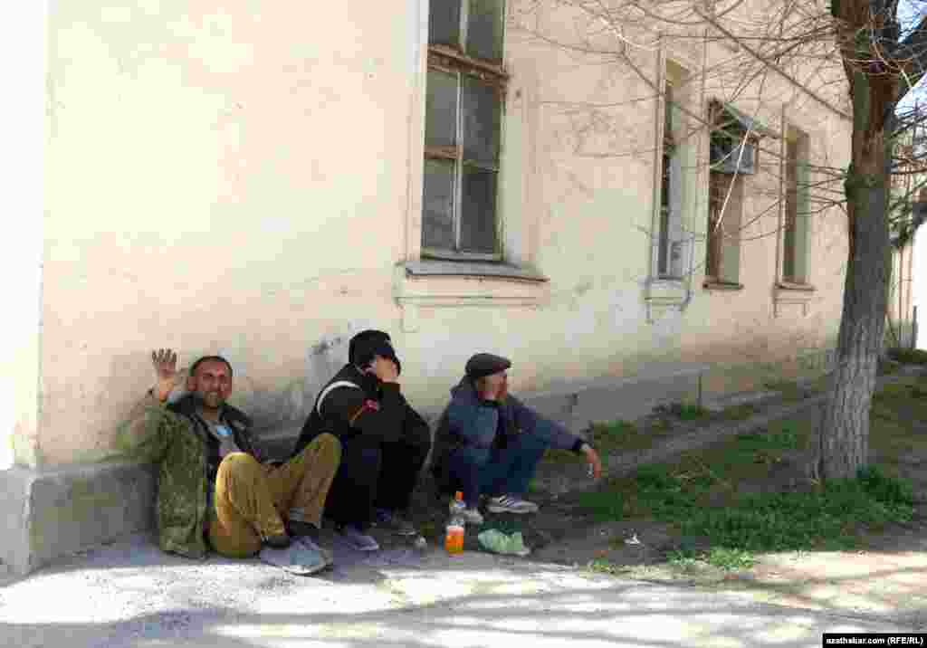 Jaýlary ýykmak işini amala aşyrýan işgärler.