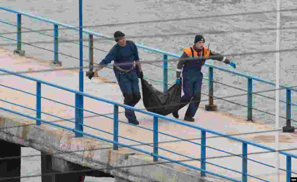 25 декабря. Самолет Ту-154, направлявшийся из Сочи в Сирию, рухнул в Черное море. В авиакатастрофе погибли все 92 человека, находившиеся на борту: артисты ансамбля имени Александрова, военнослужащие, журналисты, экипаж и глава фонда &quot;Справедливая помощь&quot; Елизавета Глинка (EPA/Yevgeny Reutov).